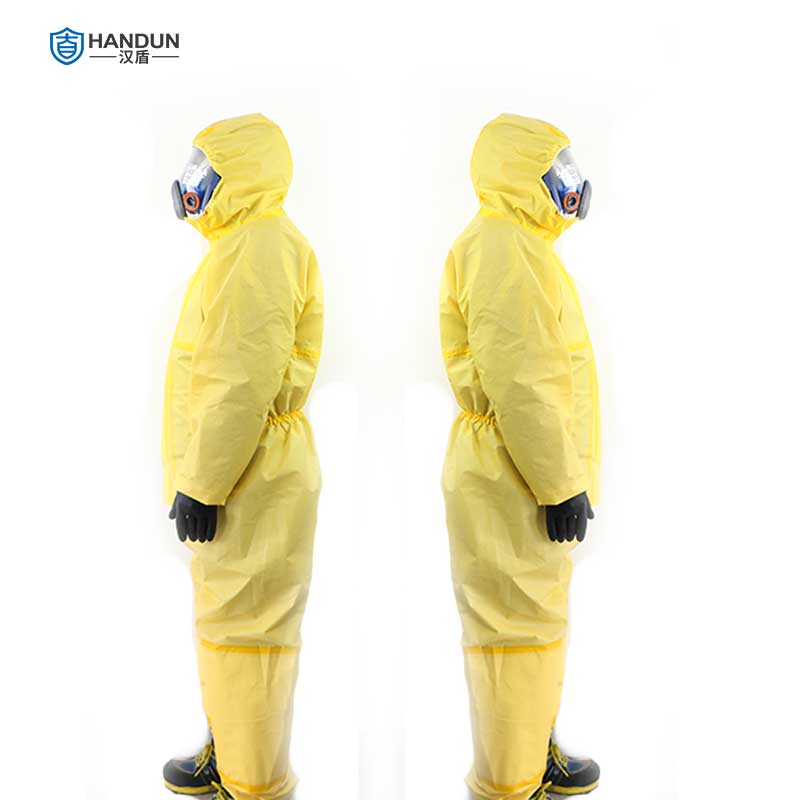 穿着防化服时感到闷热怎么办？